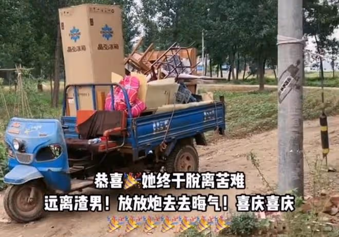 女子離婚被婆家刁難,娘家親自來接,在村口放鞭炮慶祝她脫離苦海