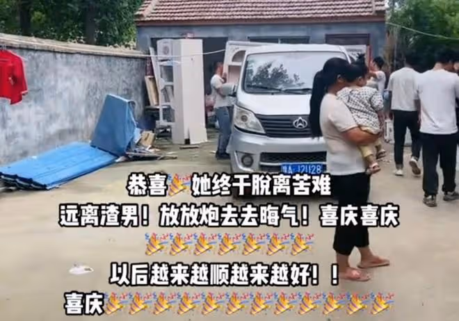 女子離婚被婆家刁難,娘家親自來接,在村口放鞭炮慶祝她脫離苦海