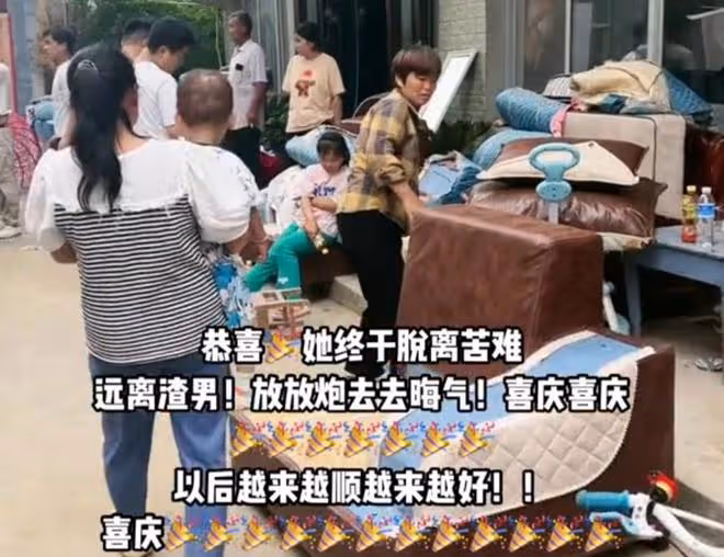 女子離婚被婆家刁難,娘家親自來接,在村口放鞭炮慶祝她脫離苦海