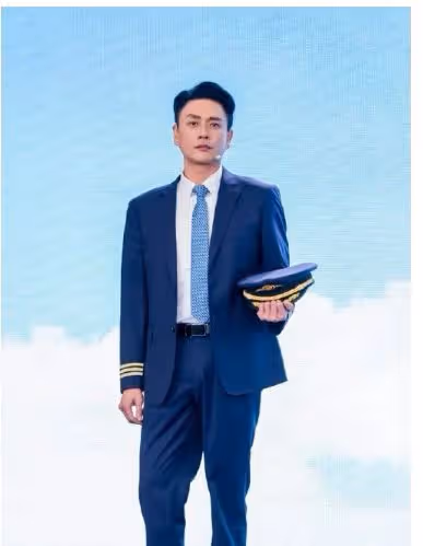 43歲前TVB小生再穿機長服拍綜藝，生圖流出超有型不輸小鮮肉