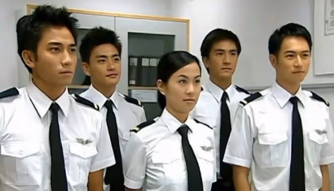 43歲前TVB小生再穿機長服拍綜藝，生圖流出超有型不輸小鮮肉