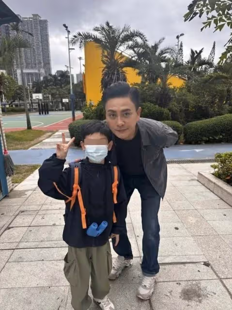 43歲前TVB小生再穿機長服拍綜藝，生圖流出超有型不輸小鮮肉