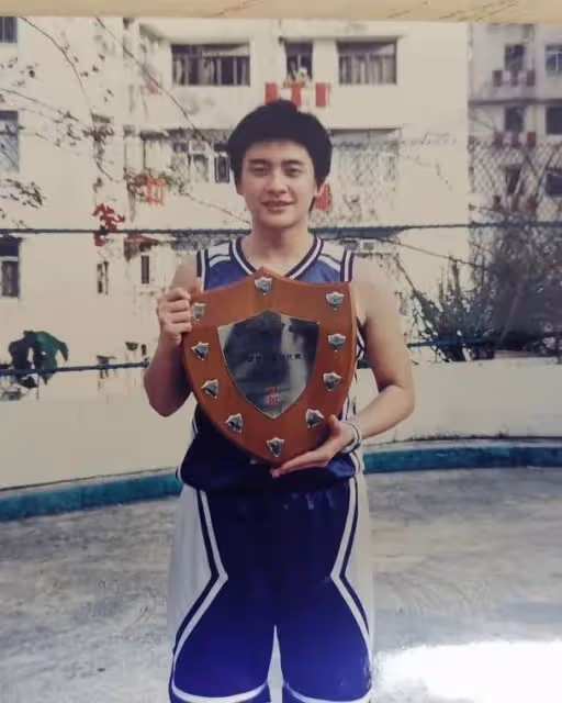 43歲前TVB小生再穿機長服拍綜藝，生圖流出超有型不輸小鮮肉
