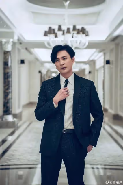 43歲前TVB小生再穿機長服拍綜藝，生圖流出超有型不輸小鮮肉