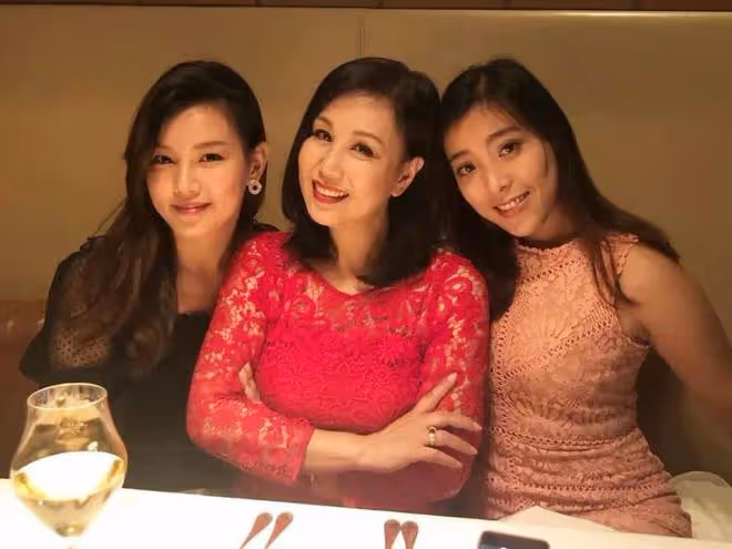 恭喜!64歲TVB資深女星宣布再做外婆,小女兒兩年抱兩