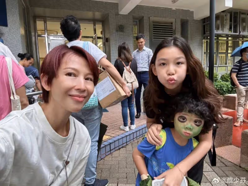 TVB前當家花旦帶海龜扮相海龜扮相兒子逛街！母子三人自拍，大女兒顏值高
