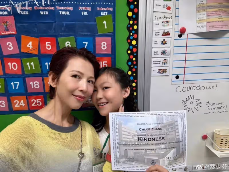 TVB前當家花旦帶海龜扮相海龜扮相兒子逛街！母子三人自拍，大女兒顏值高