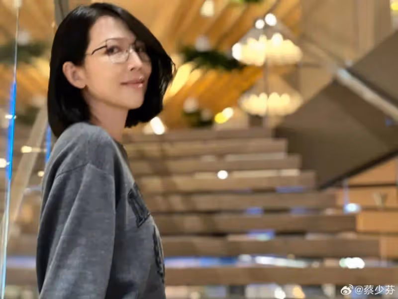 TVB前當家花旦帶海龜扮相海龜扮相兒子逛街！母子三人自拍，大女兒顏值高
