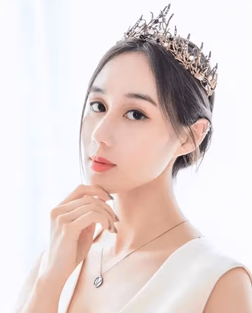 賭王最美千金何超欣慶生場面奢華，何猷君身穿99元T恤參加惹熱議