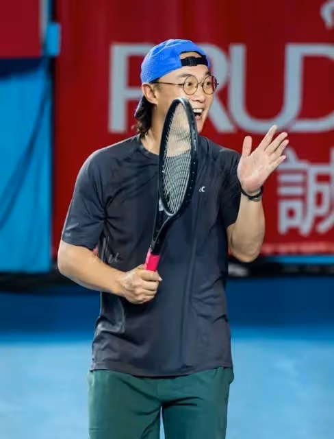 突發！香港天王級歌手中署暈倒，下巴縫合30多針，六場演唱會延期一年舉行