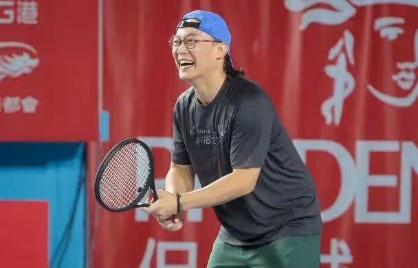 突發！香港天王級歌手中署暈倒，下巴縫合30多針，六場演唱會延期一年舉行