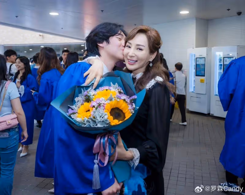 香港知名美魔女羅霖參加兒子畢業禮,小傢伙撞臉韓星,有混血女友