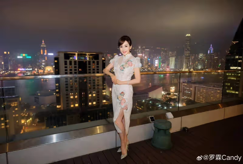 香港知名美魔女羅霖參加兒子畢業禮,小傢伙撞臉韓星,有混血女友