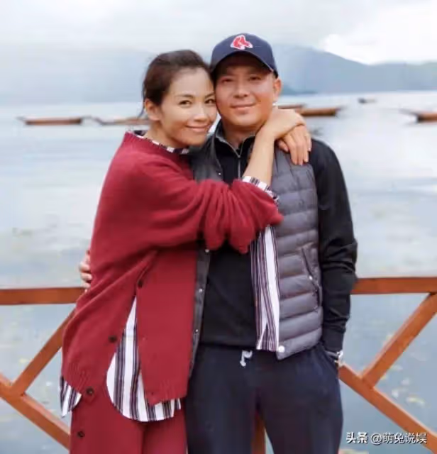 劉濤老公和兒女逛街被偶遇,15歲兒子高過爸爸,女兒背影酷似媽媽