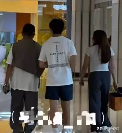 劉濤老公和兒女逛街被偶遇,15歲兒子高過爸爸,女兒背影酷似媽媽