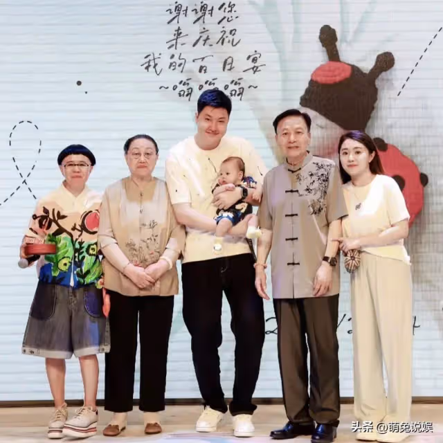 娃娃曬一家三口合照慶兒子百天,金寶肉乎乎超可愛,大眼睛隨媽媽