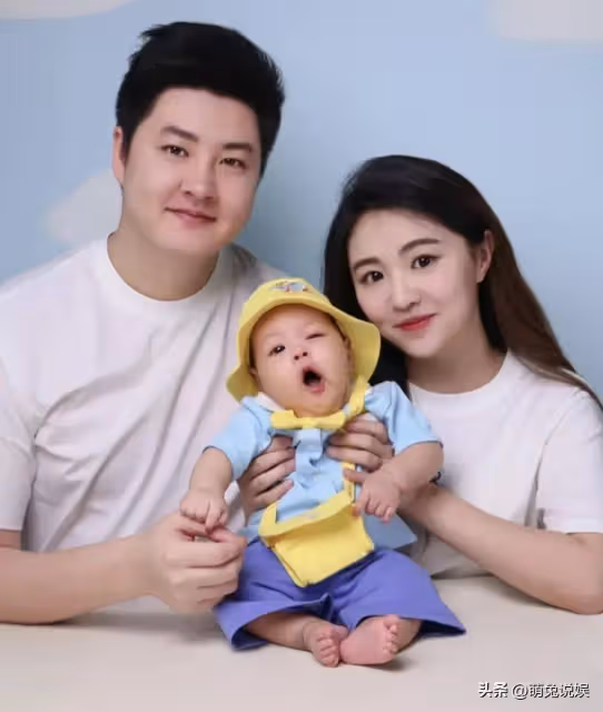 娃娃曬一家三口合照慶兒子百天,金寶肉乎乎超可愛,大眼睛隨媽媽