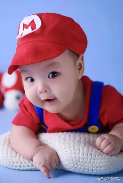 娃娃曬一家三口合照慶兒子百天,金寶肉乎乎超可愛,大眼睛隨媽媽