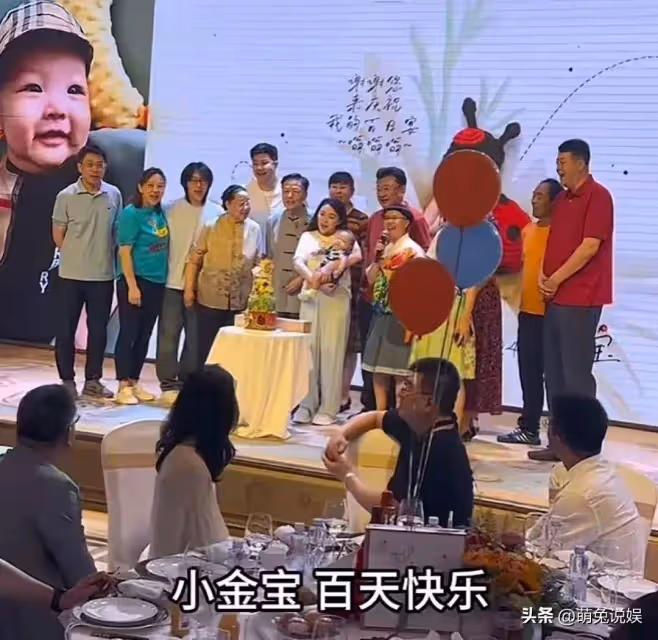 娃娃曬一家三口合照慶兒子百天,金寶肉乎乎超可愛,大眼睛隨媽媽