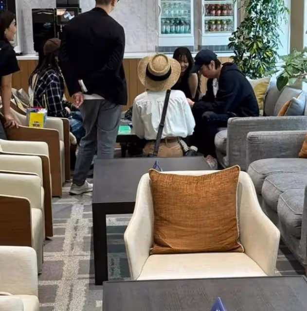 王思聰風波後露面，帶女伴上街脖子有草莓印，布加迪已運送日本！