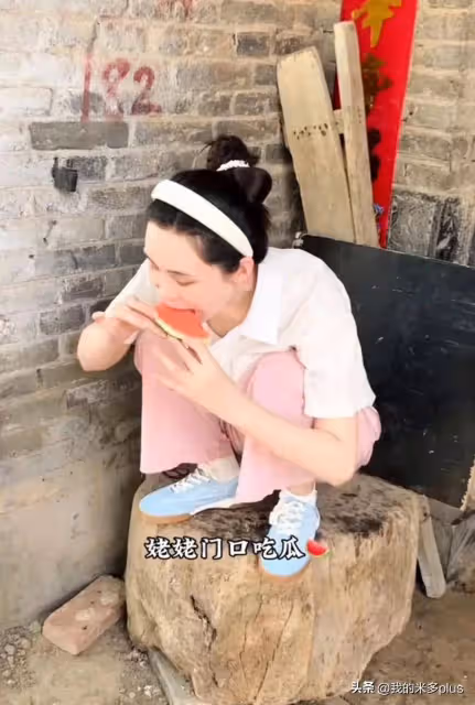 張穎穎端午節回家探親,蹲姥姥門口啃西瓜,老人住瓦房到處都是土