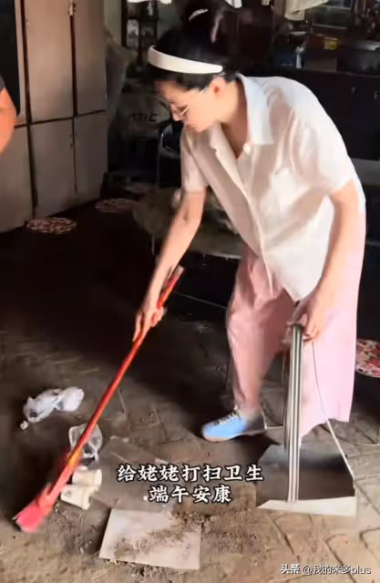 張穎穎端午節回家探親,蹲姥姥門口啃西瓜,老人住瓦房到處都是土
