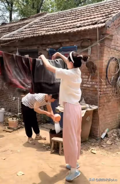 張穎穎端午節回家探親,蹲姥姥門口啃西瓜,老人住瓦房到處都是土