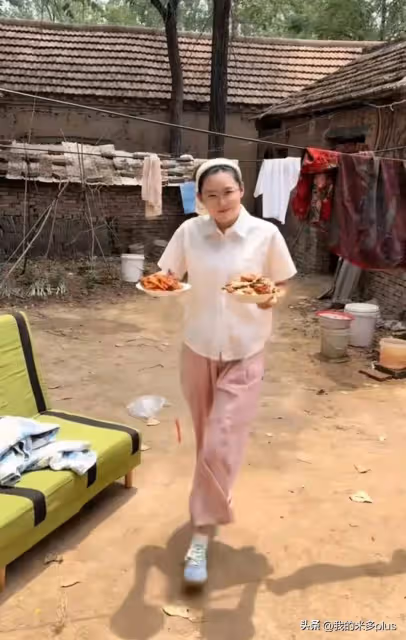 張穎穎端午節回家探親,蹲姥姥門口啃西瓜,老人住瓦房到處都是土