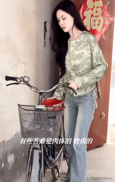 張穎穎端午節回家探親,蹲姥姥門口啃西瓜,老人住瓦房到處都是土