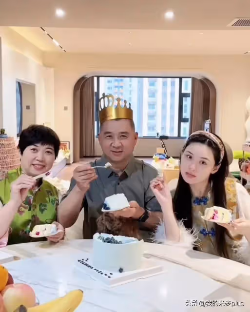 張穎穎端午節回家探親,蹲姥姥門口啃西瓜,老人住瓦房到處都是土
