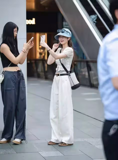 被成都太古里街拍驚艷了,滿街不見短褲、短裙,回頭率高又時髦