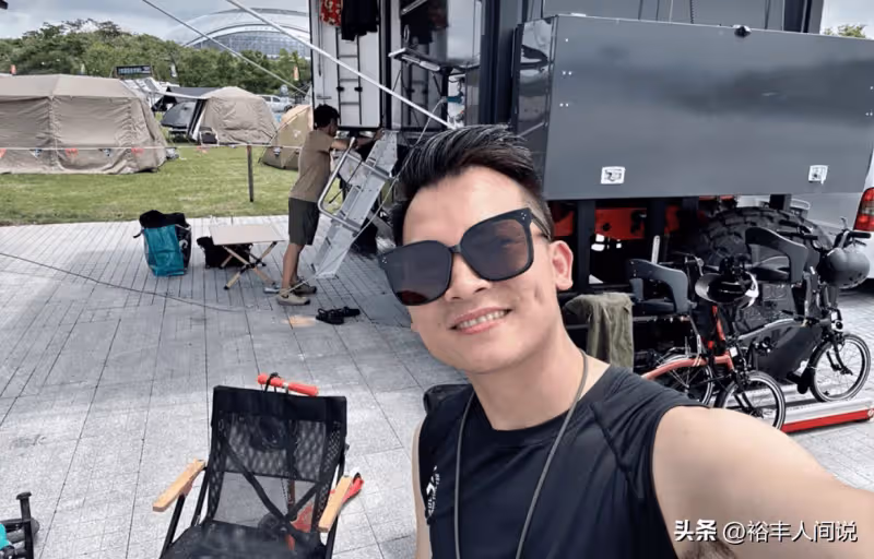 撒貝寧開318萬房車攜全家遊玩！無懼與網友合影，兒女高清照曝光