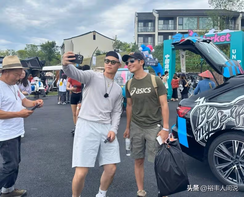 撒貝寧開318萬房車攜全家遊玩！無懼與網友合影，兒女高清照曝光