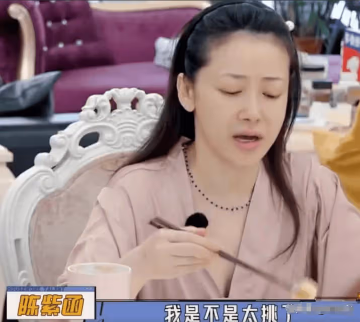 人間尤物陳紫函,49歲卻愈發性感動人,身材豐滿皮膚白嫩