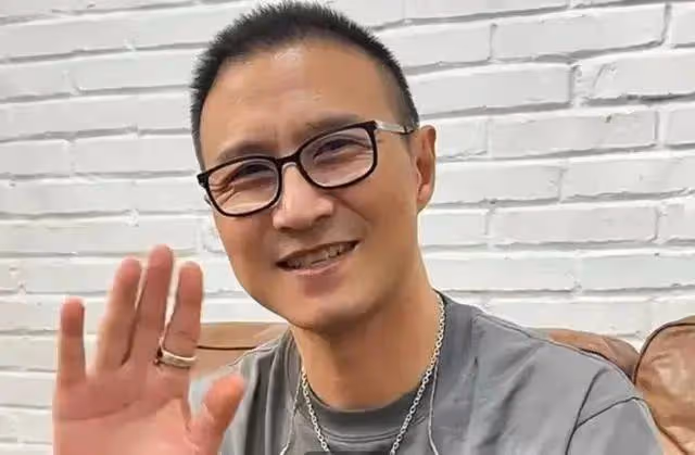 森林北帶汪峰騎馬，真情侶就是甜，教練夸森林北漂亮，說汪峰隨和