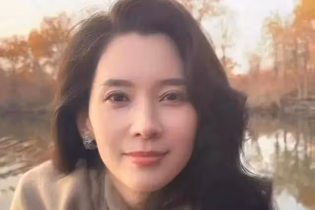 森林北帶汪峰騎馬，真情侶就是甜，教練夸森林北漂亮，說汪峰隨和