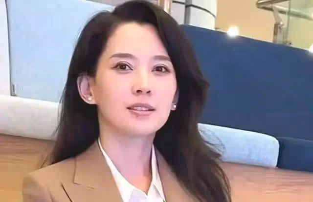 森林北帶汪峰騎馬，真情侶就是甜，教練夸森林北漂亮，說汪峰隨和