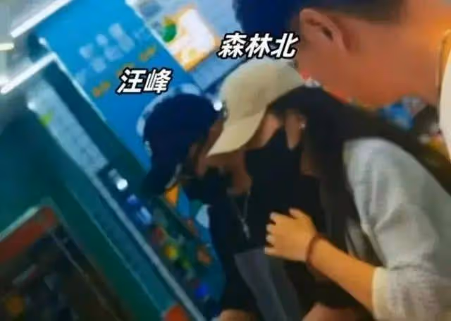 森林北帶汪峰騎馬，真情侶就是甜，教練夸森林北漂亮，說汪峰隨和