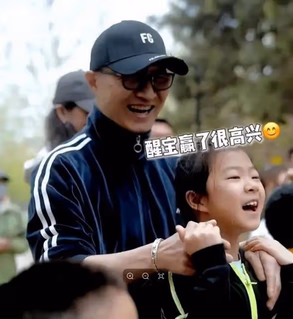 森林北帶汪峰騎馬，真情侶就是甜，教練夸森林北漂亮，說汪峰隨和