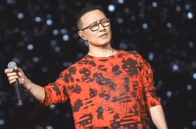 森林北帶汪峰騎馬,真情侶就是甜,教練夸森林北漂亮,說汪峰隨和