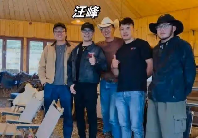 森林北帶汪峰騎馬,真情侶就是甜,教練夸森林北漂亮,說汪峰隨和