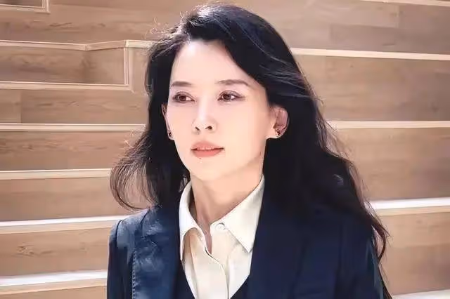 森林北帶汪峰騎馬,真情侶就是甜,教練夸森林北漂亮,說汪峰隨和