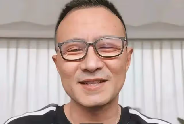 森林北帶汪峰騎馬,真情侶就是甜,教練夸森林北漂亮,說汪峰隨和