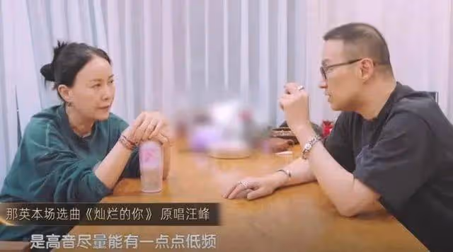 森林北帶汪峰騎馬,真情侶就是甜,教練夸森林北漂亮,說汪峰隨和