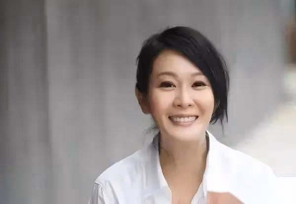 劉若英捲入爭家產醜聞!曾被指插足黃磊婚姻,嫁富豪老公後分房睡10年