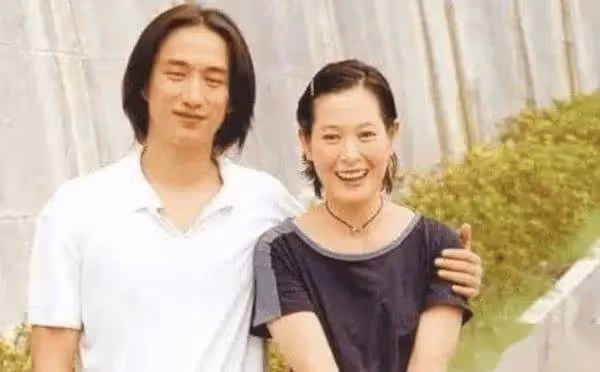 劉若英捲入爭家產醜聞!曾被指插足黃磊婚姻,嫁富豪老公後分房睡10年