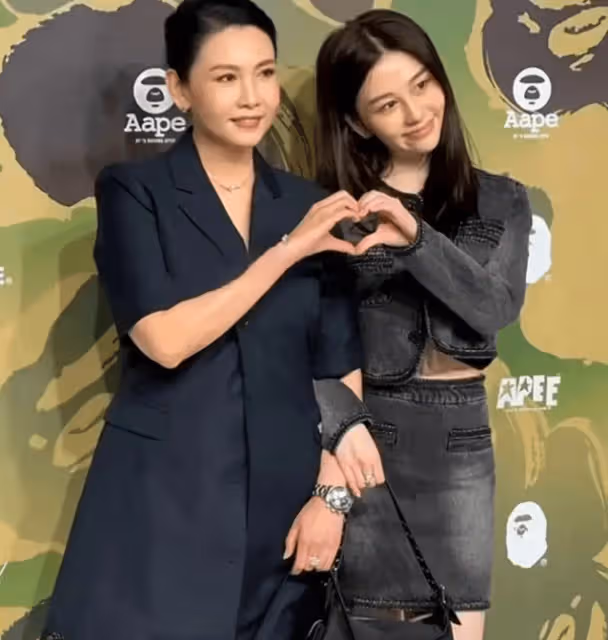 邱淑貞攜女兒出席活動,與何超欣同框太養眼,沈月比媽媽差了韻味!