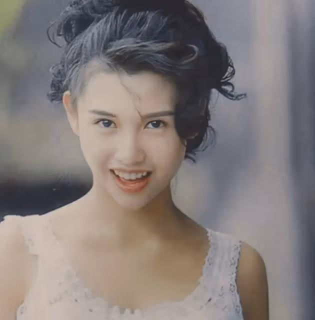 邱淑貞攜女兒出席活動,與何超欣同框太養眼,沈月比媽媽差了韻味!