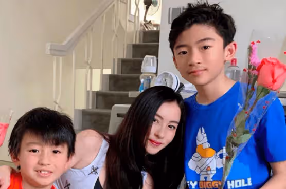謝霆鋒不願用自己的錢養別人的孩子,張柏芝拉三胎兒子拍廣告,為其進圈鋪路