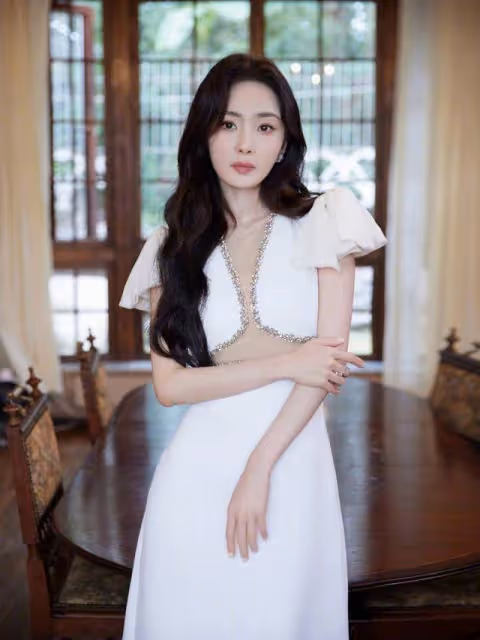 《哈爾濱一九四四》里的楊冪是真的瘋了
